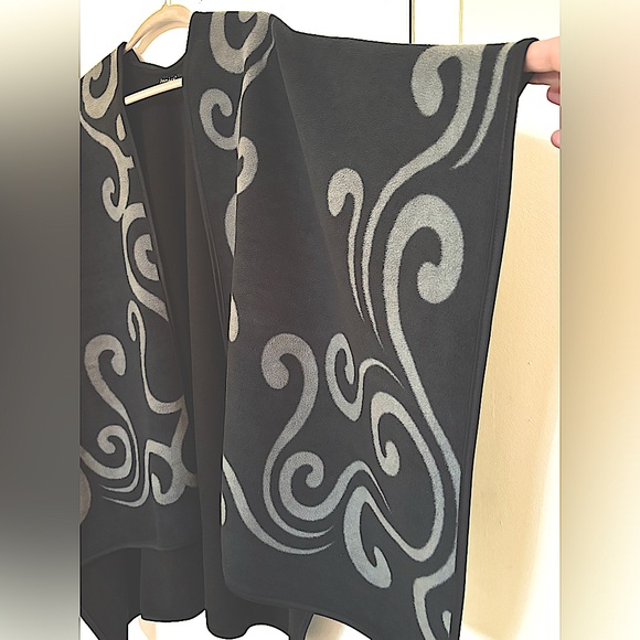Fleece Poncho, Cape Black With Gray Swirl, Reverses to Solid Black 54x42 - Picture 6 of 12